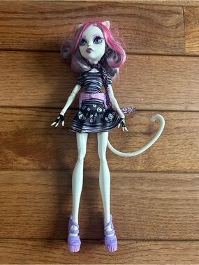 Monster High Scaris Catrine De Mew doll